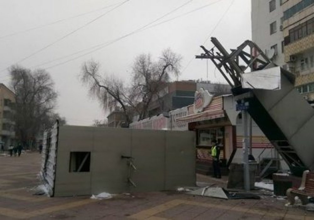Алматыда Арбаттағы экран құрастырмасы құлады