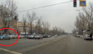Алматыда бағдаршамның қызыл түсіне жүріп кеткен полиция көлігі видеоға түсіп қалды