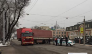 Алматыда жүк көлігі Төле би көшесін жауып тастады