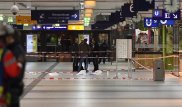 Германияда ер адам вокзалдағы жолаушыларға балтамен шабуыл жасаған: Үш адамның жағдайы мүшкіл