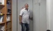 Жалақысын ала алмаған ер адам тапаншамен бопсалауға көшті. Желідегі видео