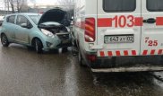 Алматыда жүкті әйелді алып келе жатқан жедел жәрдем көлігі жол апатына ұшырады