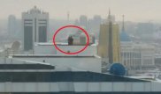 Астанада көпқабатты үйдің шатырына шығып алған балалар куәгерлерді шошытты
