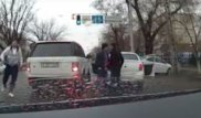 Алматыда жүргізушілердің төбелесі видеоға түсіп қалды