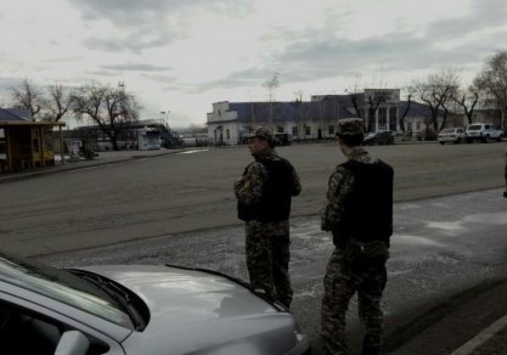Өскемен вокзалы күмәнді пакет үшін қоршауға алынды