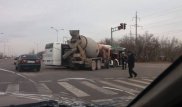 Астанада бетон таситын жүк көлігі мен жолаушылар автобусы соқтығысты