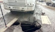 Қарағандыда асфальт опырылып, автобус шұңқырға түсіп кетті