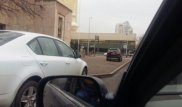 Астанада дипломатиялық нөмір таққан көліктің көше ортасында тұруы адамдар наразылығын тудырды