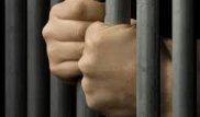Мектеп автобусы балалармен бірге сотталған адамдарды тасымалдаған