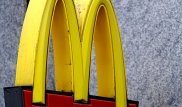 Ұлыбританиялық азамат бәссаудаға McDonalds соустарын шығарып, 14,7 мың доллар табыс тапты