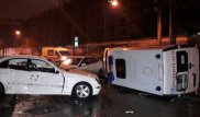 Алматыда жедел жәрдем көлігі аударылды