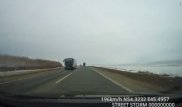 Тағы бір жүргізуші өзінің жантүршігерлік жол апатына ұшырағанын видеоға түсіріп алды