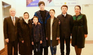 Димаш Құдайберген ата-анасымен бірге ән салып, ата-әжесіне бас иді
