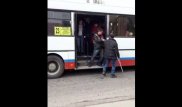 Алматыда балдақ таянған адамды автобусқа кіргізбей қойған кондуктордың әрекеті Қазнетте дау туғызды