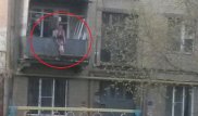 Баласын балконнан салбыратып қойған әйел желі қолданушыларын ашуландырды