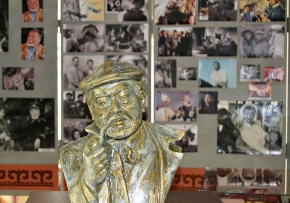 Асанәлі Әшімовтің 80 жылдық мерейтойына орай қоладан мүсін құйылды