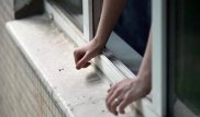 Ақтөбеде ата-анасына хат жазған 17 жастағы қыз сегізінші қабаттан секіріп кетті