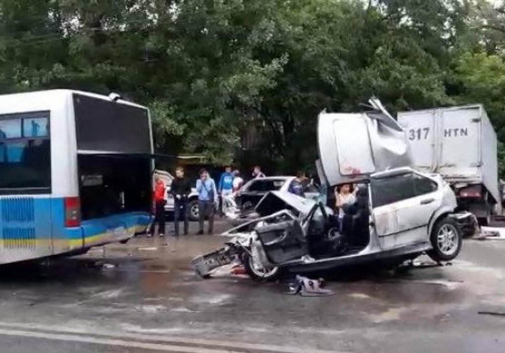 Автобус жолға шығарда тексерістен өтті - Автопарк директоры Алматыдағы жол апаты туралы