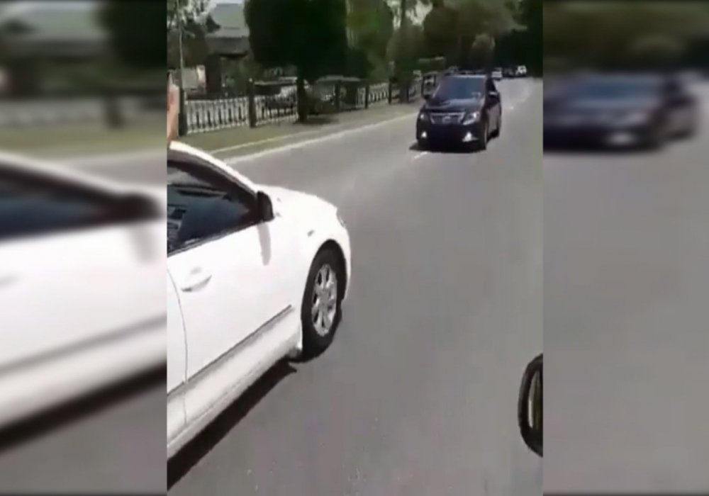 Алматыда Toyota Camry маркалы көлігінің артқа жүріп бара жатқаны видеоға түсіп қалды