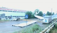 Өскеменде ұйытқыған жел зауыт шатырын ұшырып әкетті