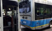 Автобус аялдамада тұрған троллейбуске соғысты