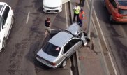 Астанада автомобиль бағанаға соғысты