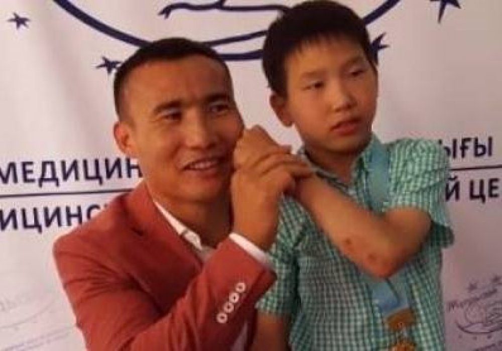 Қанат Ислам сал ауруына шалдыққан баламен кездесті