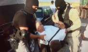Жүргізушілерден ақша жинаған қылмыстық топты ұстау сәтіндегі суреттер пайда болды
