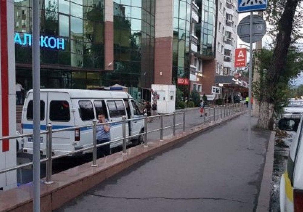 Алматыдағы "Альфа банк" бөлімшесінен шамамен 65 миллион теңге тоналған
