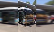 Алматыда троллейбус жүргізушісі қоршауды соғып, жұмысшыны шөлмекпен ұрған