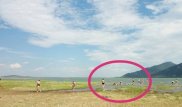 Бурабайдағы көлде үрмелі қайық аударылып, екі қыз суға кетті