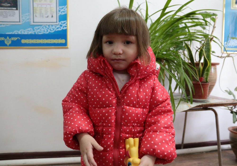 Астанада түнде жалғыз жүрген 3 жасар қыздың туыстары әлі табылмады
