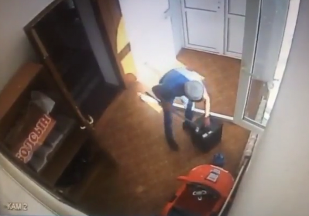 Жамбыл облысында мешіттегі қайырымдылық қаражатын ұрлау сәті видеоға түсіп қалды