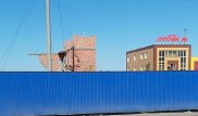Астанада салынып жатқан ғимараттың бір бөлігі опырылып түсті: 1 адам қаза болды, тағы біреуі үйінді астында жатыр