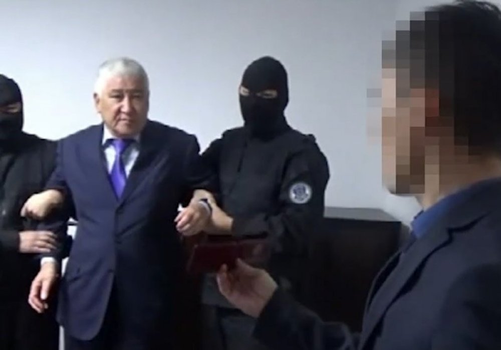 "Қазақавтожолдың" Қарағанды облыстық филиалының директоры 17 миллион теңге парамен ұсталды
