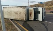 Алматыда жүк көлігі аударылды