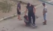 Көзіме шөп салдың деп әйелін көшеде сабаған ер адам анықталды