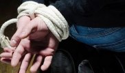 ОҚО-дан келген бес ер адам алматылықты ұрлап әкетіп, 500 мың теңге талап еткен