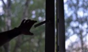 Ақтөбеде зорлықшыдан қашқан қыз терезеден секіріп, омыртқасын сындырды