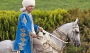 Түрікменстан президенті Ашхабадтағы құрылыс жұмыстарын атпен аралап көрді