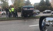 Алматыда жол апатынан аударылып қалған көліктің видеосы пайда болды