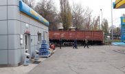 Алматыда теміржол вагоны жанармай құю бекетіне аударылып кетті