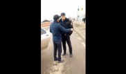 БҚО-да полицей куәгерлердің көзінше ер адамды ұрып-соқты