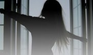 "Аузымды басып, пәтерге күшпен кіргізді". Ақтөбеде зорлықшылардан қашқан әйел терезеден секіріп кетті