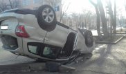 Алматыда әйел жүргізуші мен бала отырған көлік аударылып кетті