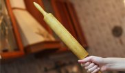 Ішімдік ішкен күйеуінің қолын оқтаумен сындырған әйел сотталуы мүмкін