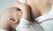Мас күйінде нәрестесін емізген әйелдің баласы шетінеп кетті