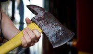 Қостанайда ер адам көршісін балталап тастап, артынша өзіне қол салған