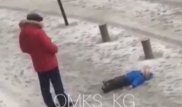 Атышулы видео: Жерде жатқан екі жасар ұлын тепкен шенеунік жұмыстан қуылды