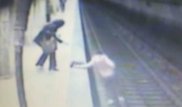 Қылмыскер метро күтіп тұрған қызды пойыз астына итеріп жіберген сәт видеоға түсіп қалды